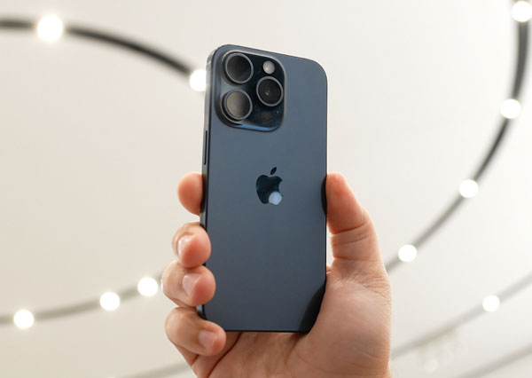 iPhone 15 Pro Max Titan Xanh là lựa chọn đột phá, mới mẻ cho tuýp người ưa chuộng sự thanh lịch, trẻ trung, sang trọng